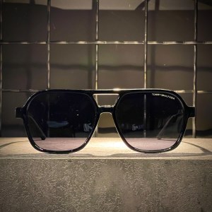 عینک TOMMY فریم کائوچویی مشکی براق دسته مشکی / شیشه دودی کد 100